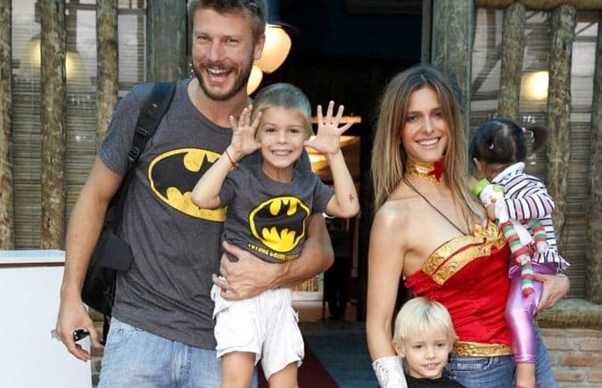 Fernanda Lima é vista com os filhos em aeroporto e tamanho das crianças surpreende