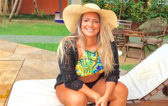 Ex-BBB Fani passa mal após realizar prova na faculdade