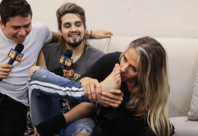 Adriane Galisteu vai ao camarim de Luan Santana e cheira seu chulé