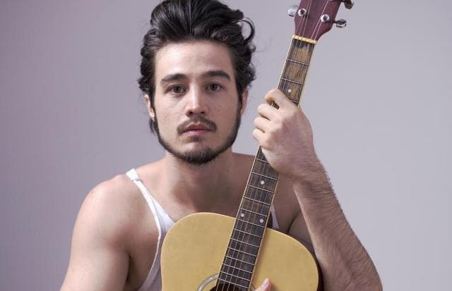 Tiago Iorc aparece com cabelo curto e corpo sarado antes da fama