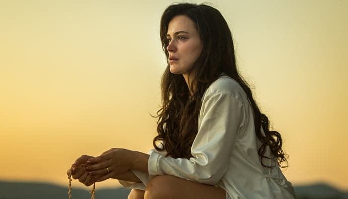 Veja a primeira foto de Bianca Bin e Sérgio Guizé em próxima novela das 21h; protagonista sofrerá nas mãos do rapaz