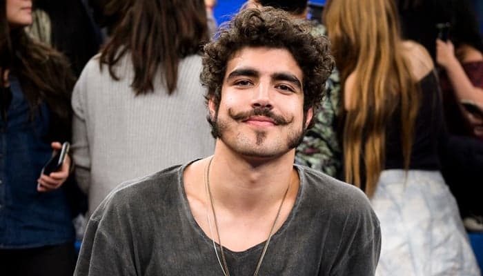 Mesmo namorando, Caio Castro tenta "passar o rodo" em atrizes novatas da Globo