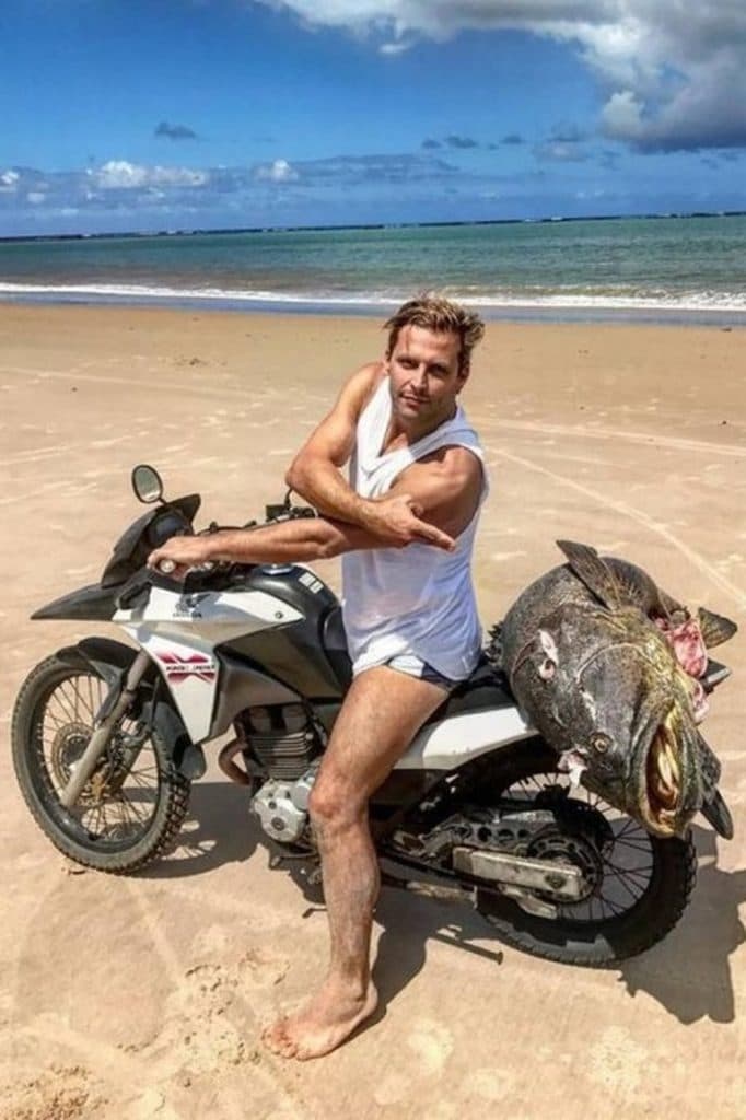 Henri Castelli posta foto com peixe em extinção e sofre as consequências