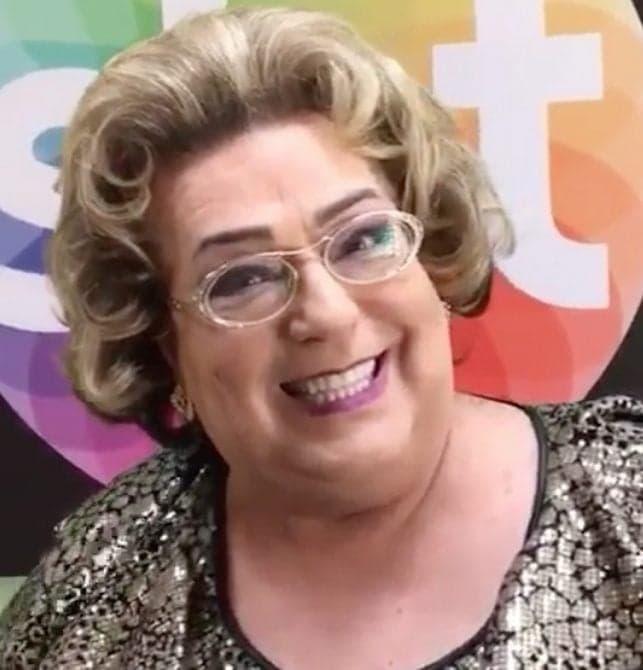 Homem ou mulher? Apresentadora do Fofocalizando, Mamma Bruschetta responde: "O que você quiser"