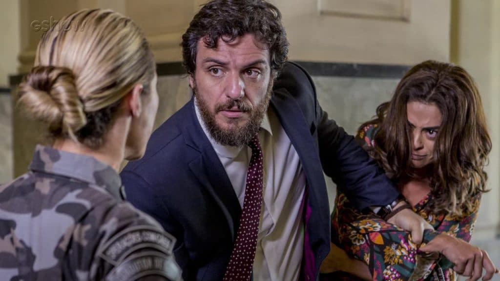 "A Força do Querer": Caio e Jeiza perseguem e impedem a fuga de Bibi