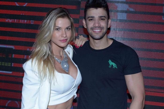 Gusttavo Lima aproveita folga de shows para passar Natal com esposa e filhos: "O papai acabou de chegar"