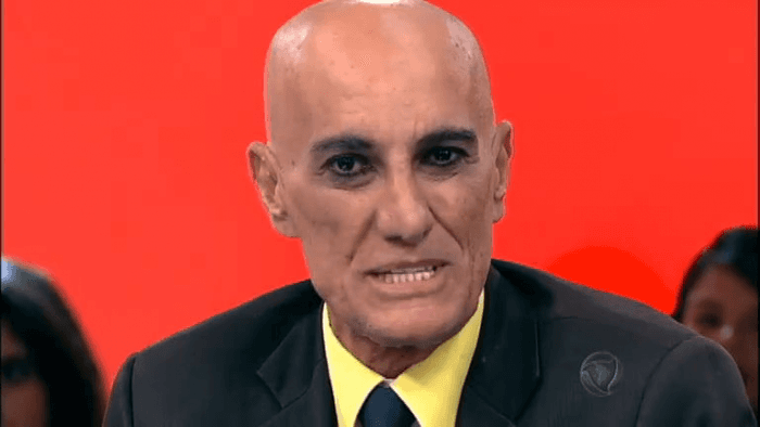 Chocada! Amin Khader surge todo enfaixado e motivo deixa público perplexo