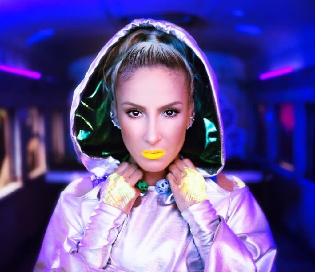 Claudia Leitte lança prévia do novo clipe e ganha vários elogios