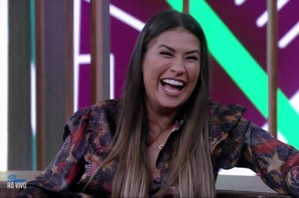 Simone mostra corpão tomando sol de biquíni: "A gordinha hoje fez um bronze"
