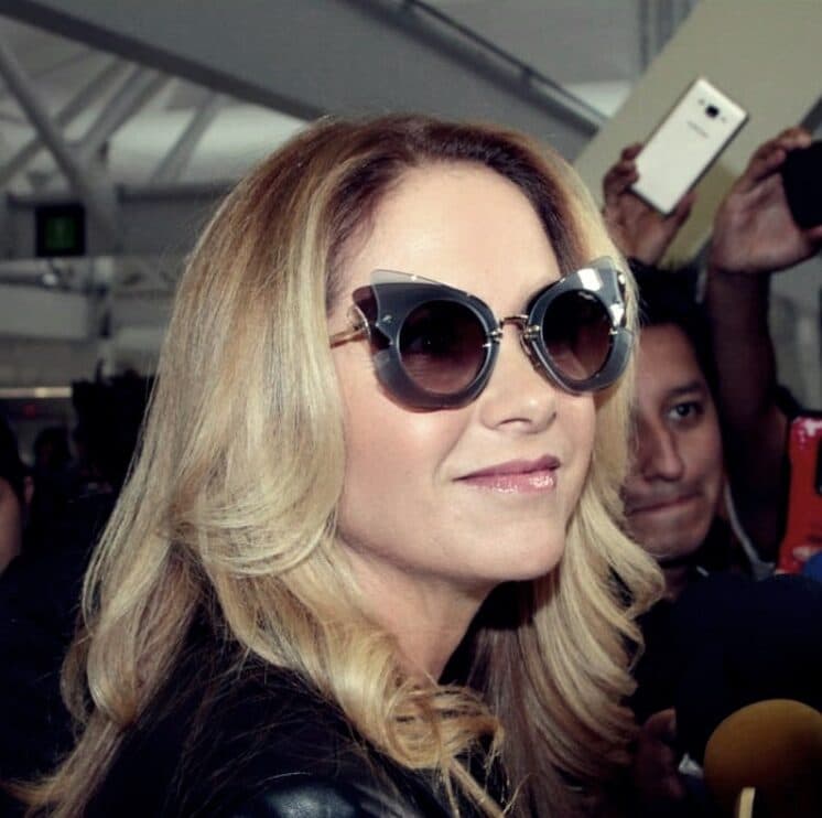 Atriz mexicana Lucero chega ao Brasil e tem recepção espantosa dos fãs; confira
