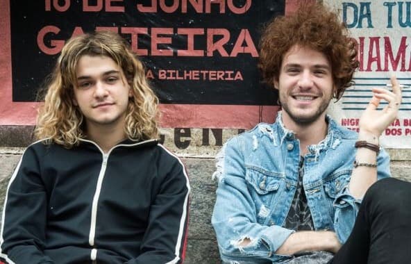 Após beijo intenso, casal gay vai para a cama em novela da Globo; veja a foto