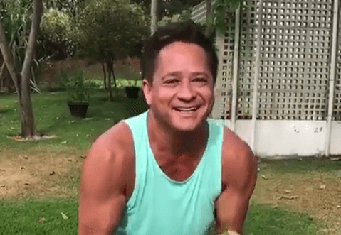 Aos 54 anos, Leonardo aparece malhando com objeto inusitado e fãs tiram sarro