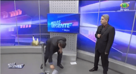 Apresentador da Band se irrita e quebra mesa no tapa ao vivo