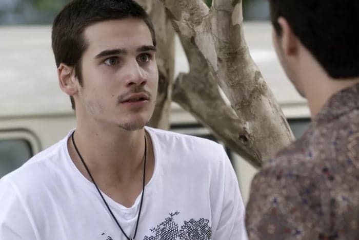 Nicolas Prattes choca os fãs ao aparecer com rosto ensanguentado; veja a foto