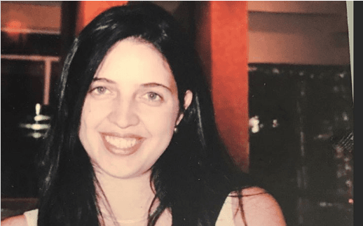 Apresentadora aparece quase irreconhecível em foto de 20 anos atrás