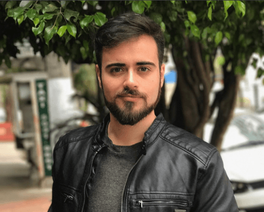 Após foto na cama com duas mulheres, repórter da Record se explica e brinca: "Suruba!"