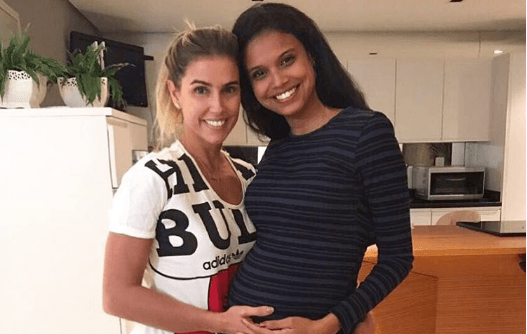 Deborah Secco aparece paparicando colega de "Malhação", que está grávida