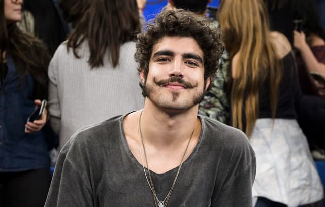 Caio Castro faz piada com triângulo amoroso de "Novo Mundo"