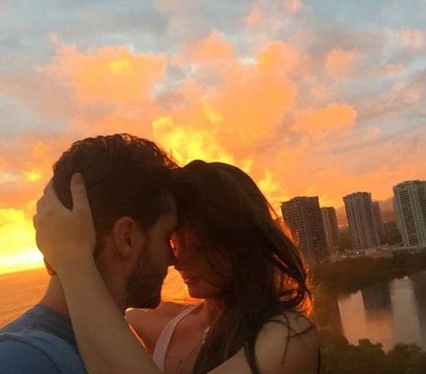 Na Disney, Klebber Toledo se declara para Camila Queiroz: "Seu sorriso, meu sorriso"