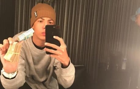 Funkeiro ostenta e publica foto com maços de dinheiro nas redes sociais