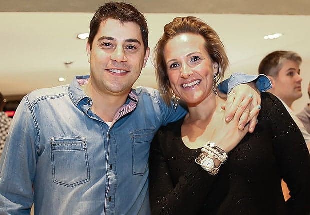 Esposa de Evaristo Costa relembra AVC e volta a falar sobre vida no Brasil: "Hospício"
