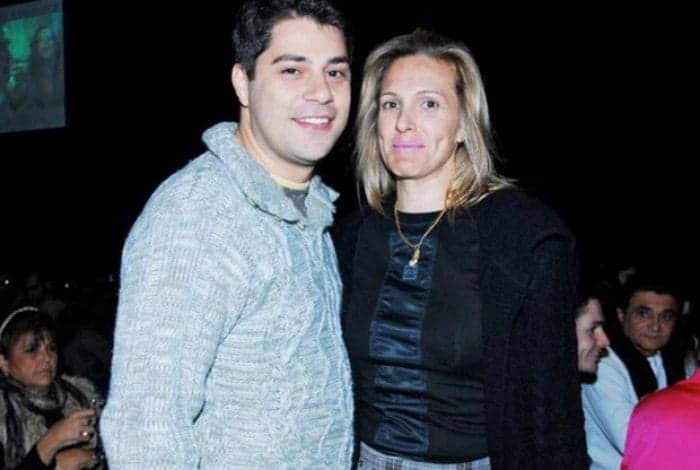 Mulher de Evaristo Costa revela se estava falando da Globo quando disse que estava deixando o hospício