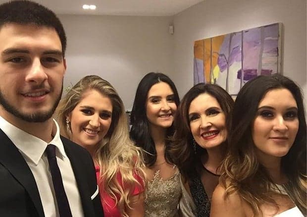 Fátima Bernardes aparece em foto com os filhos e jovialidade da apresentadora chama a atenção