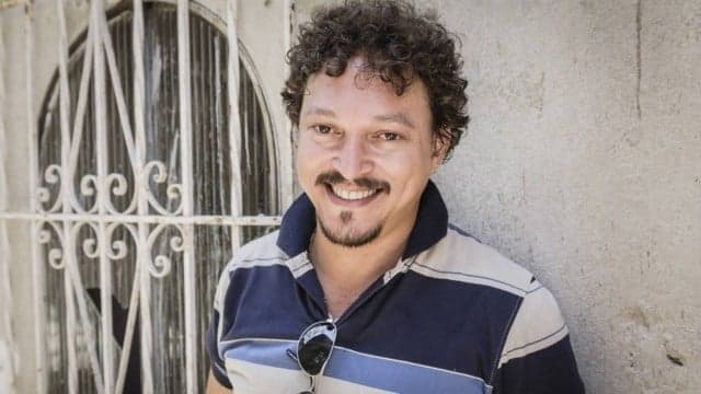 Gay de "O Outro Lado do Paraíso" usará aplique no cabelo, mechas louras e unha francesinha