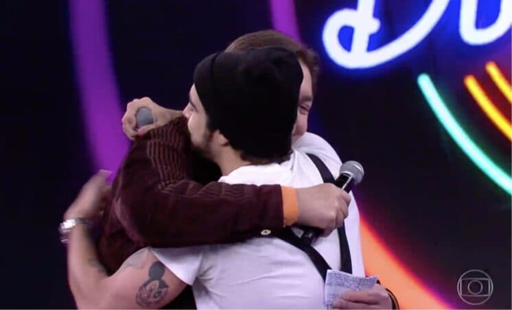 Caio Castro surpreende, abraça Faustão e se desculpa por "briga" no passado