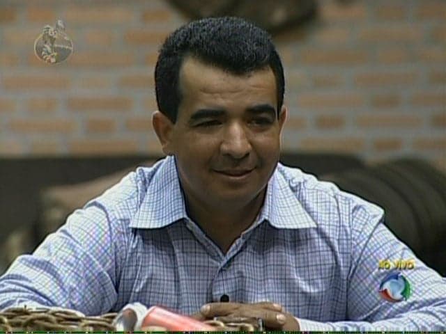 Caseiro Clebis, demitido, recebe solidariedade de ex-participantes de "A Fazenda"