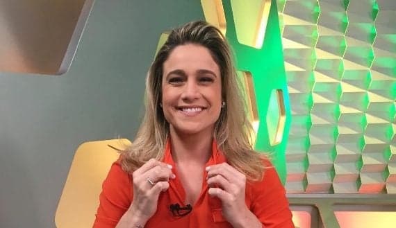 Após homenagem em prêmio, Fernanda Gentil ganha beijo da namorada
