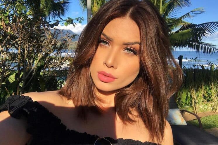 Flávia Pavanelli, estreando em novelas, conta com ajuda de Larissa Manoela: "vários toques"