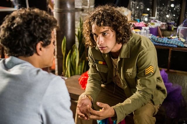 "Malhação": Tato coloca Deco contra a parede