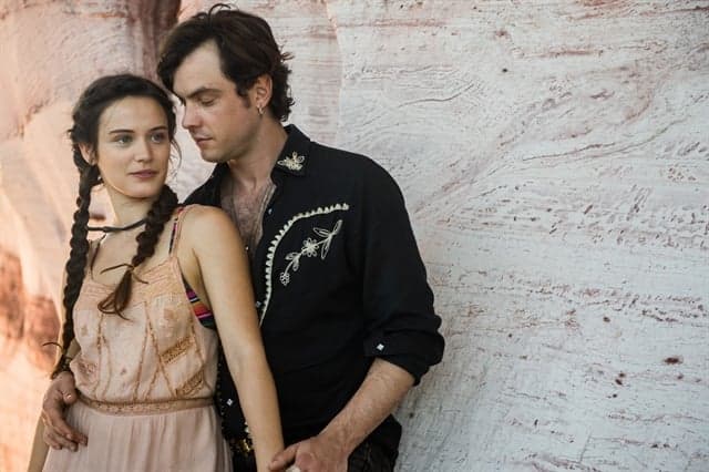 Clara (Bianca Bin) e Gael (Sergio Guizé) em 'Outro Lado do Paraíso' (Foto: Globo/Raquel Cunha)