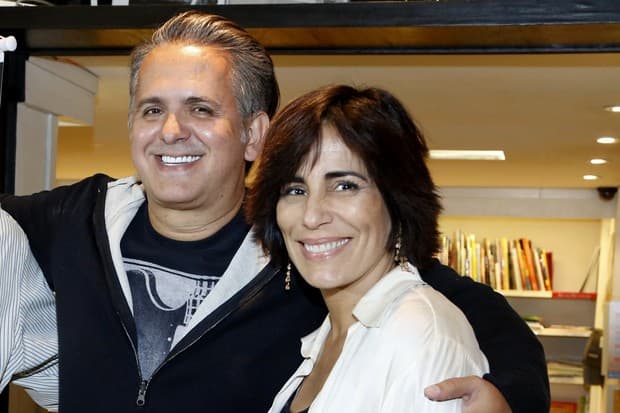 Esposo de Gloria Pires posta foto com a atriz de biquine e ironiza: "Pirou de vez"