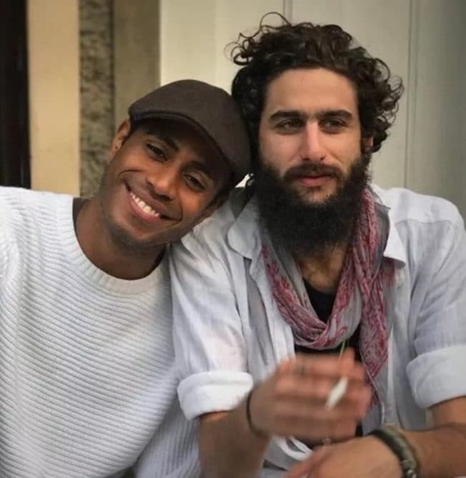Após foto romântica, Ícaro Silva fala sobre suposto namoro com ator de "Malhação"
