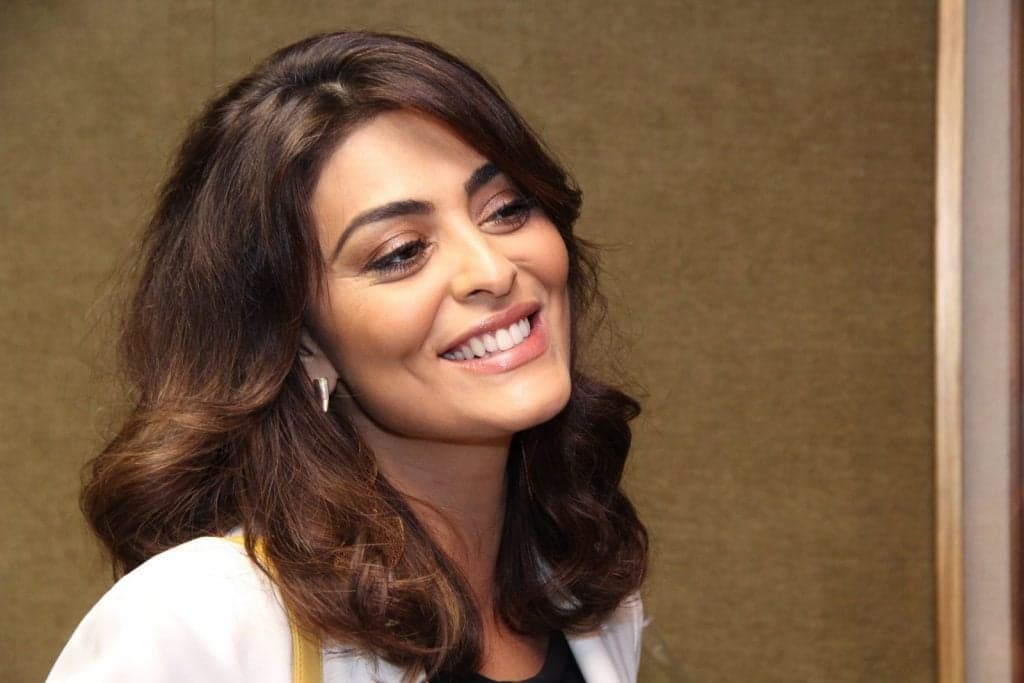 Juliana Paes posta foto com arma na mão e faz declaração surpreendente