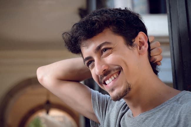 Jesuíta Barbosa, a Shakira do Sertão em supersérie, fala sobre gênero, sexualidade e "experiências libertadoras"