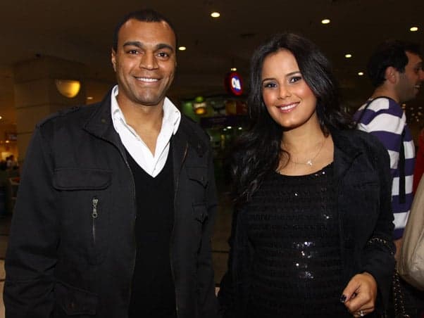 Irmã de Zezé Di Camargo posta foto do marido segurando parte íntima