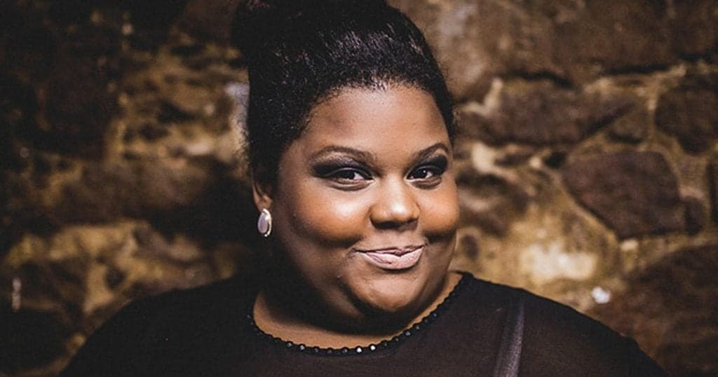 MC Carol vai aos prantos após morte de amigo, se revolta com assassinato e dispara: "Covarde"