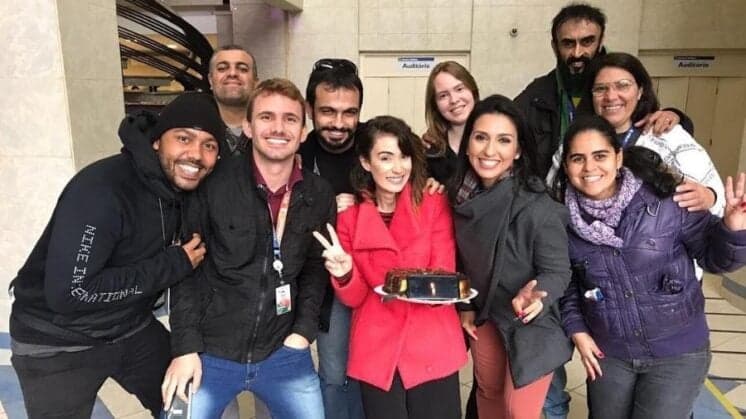 Colegas organizam festa para repórter da Globo na sede da Polícia Federal