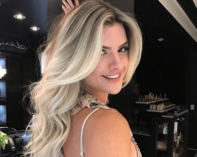 Mirella Santos faz topless e mostra corpo sarado na web