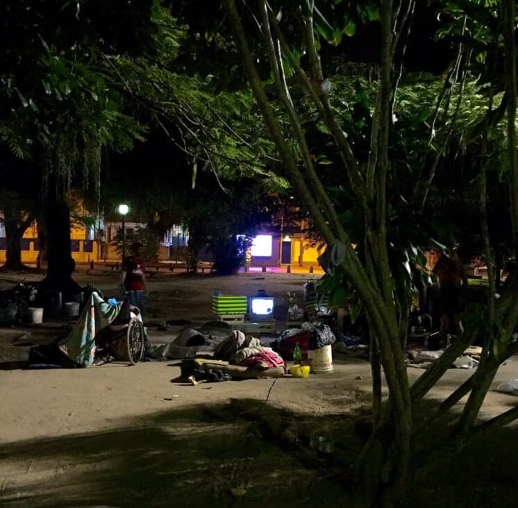 Sem cama e conforto, moradores de rua assistem "A Força do Querer" em praça no Rio de Janeiro
