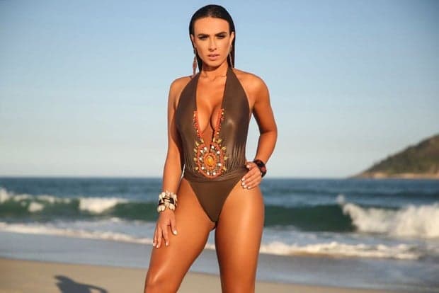 Nicole Bahls posa de biquíni após perder 6kg para voltar à TV: "Feliz"