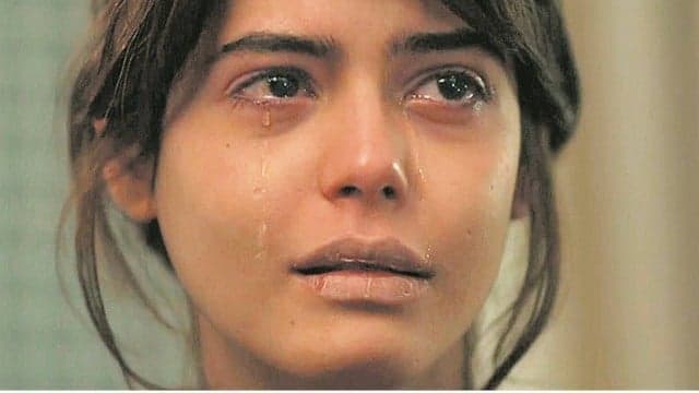 Julia Dalavia revela sobre personagem: "Só de me olhar no espelho como Nanda, não consigo mais sorrir",