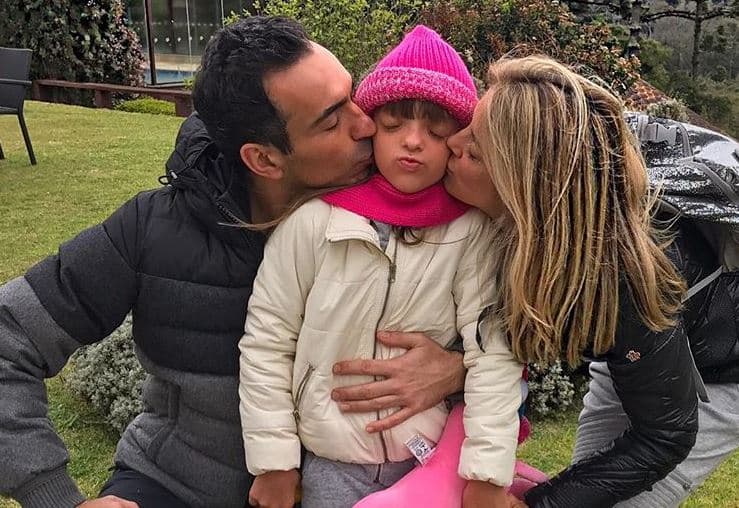 Ticiane posta foto com César Tralli e Rafaella: "Cheio de amor"