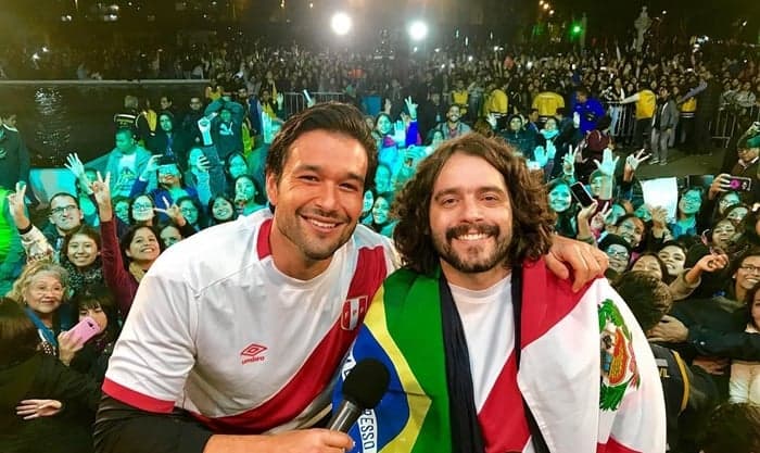 Guilherme Winter e Sergio Marone são recebidos por centenas de fãs no Peru para divulgação de novela; veja