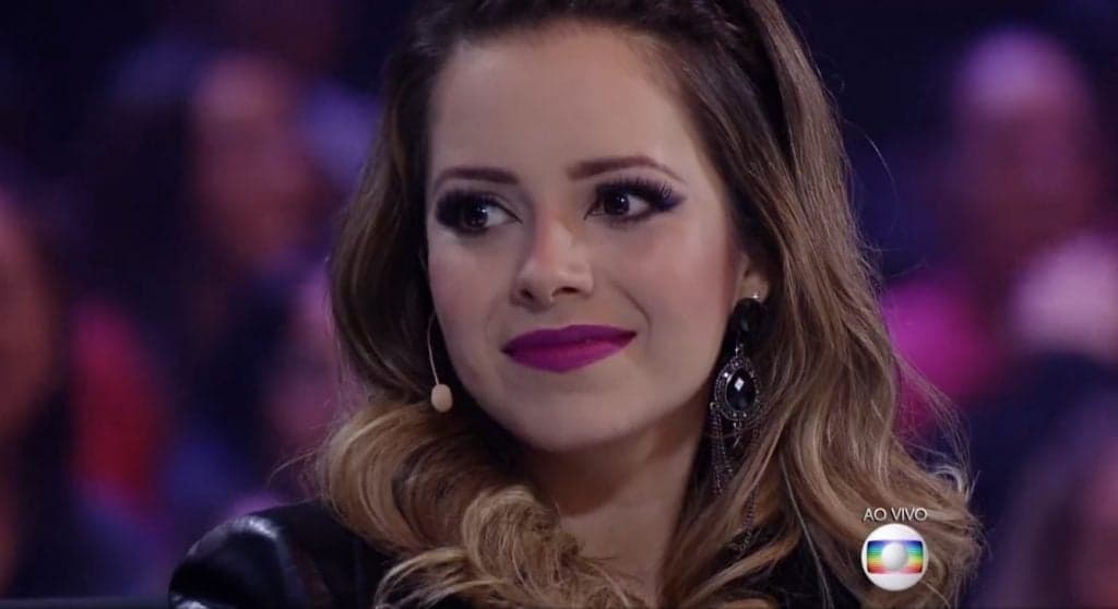 Sandy muda o visual e aparece mais loira em foto na web