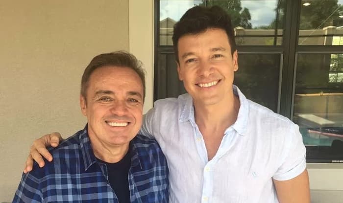 Rodrigo Faro se emociona ao relembrar de mensagem que recebeu de Gugu quando foi para os domingos