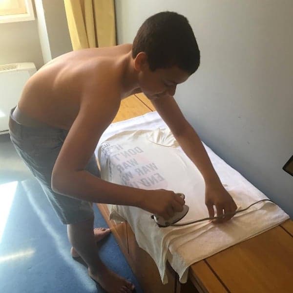 Filho de Carla Perez faz sucesso na web após aparecer passando roupa